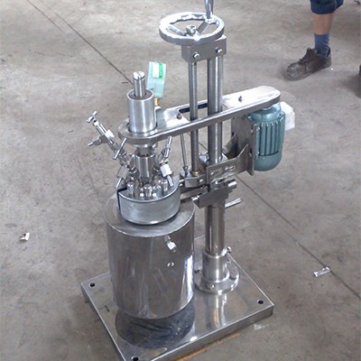 升降翻轉(zhuǎn)快開反應釜